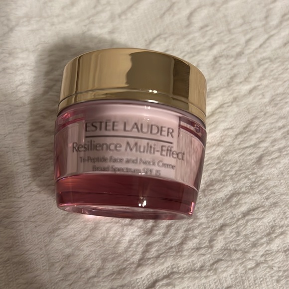 Estée Lauder - Picture 3 of 6